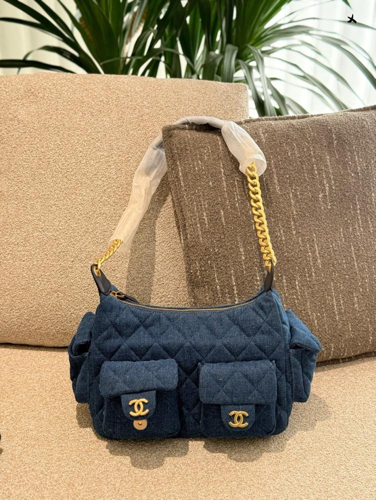 p280
It has to be said that Chanel understands women the most, and their hearts and bodies are too beautiful. The CHANEL 25C new model, the most popular must-have in terms of cumulative popularity, is now the hippie Hobo!  The classic diamond grid pa...