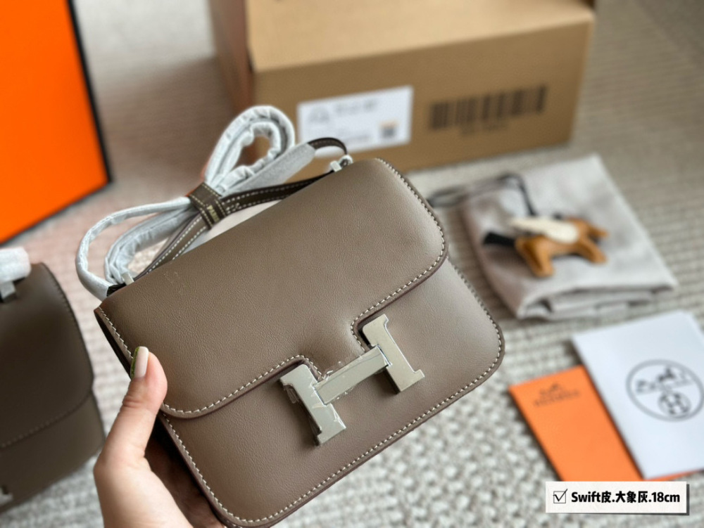 p299、
Original Hermes Concon bag Swift leather
Made of calf leather (soft cowhide)
The characteristics of the leather material are not small cowhide (soft cowhide), very soft, with delicate and smooth patterns, very good hand feel, and not easy to ...