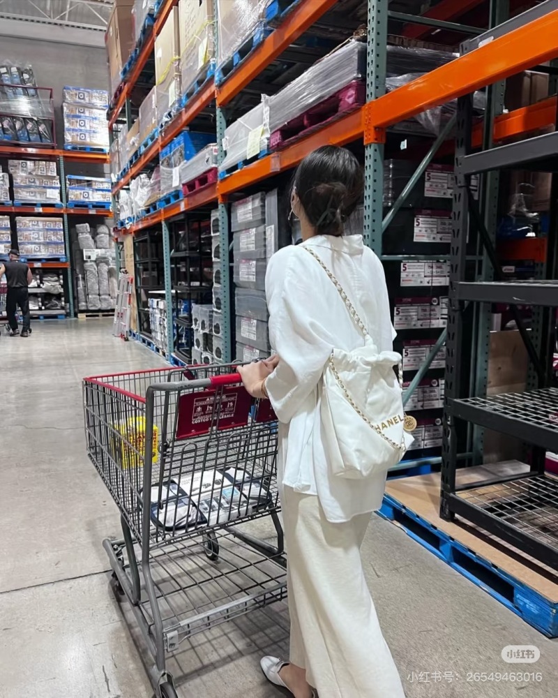 I would recommend all sweet girls to wear 22 bags of white Chanel and 22 bags of gold with a sense of luxury
Capacity thief, lazy and relaxed upper body
White is really cool and versatile
Everyone carries it Everyone is fashionable and refined