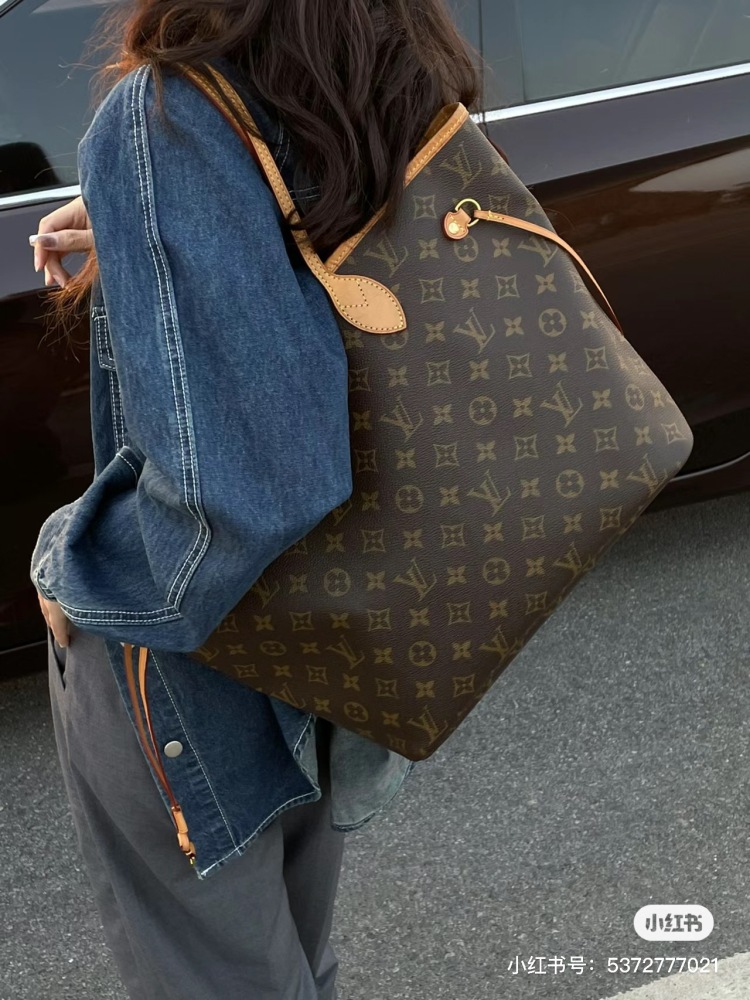 LV Neverful Mother and Child Shopping Bag is forever a classic!
Lvneverful Mother Child Shopping Bag
Known as a classic work that every woman should have, the large capacity design serves as a must-have tool for mommy bags and business trips. Althoug...