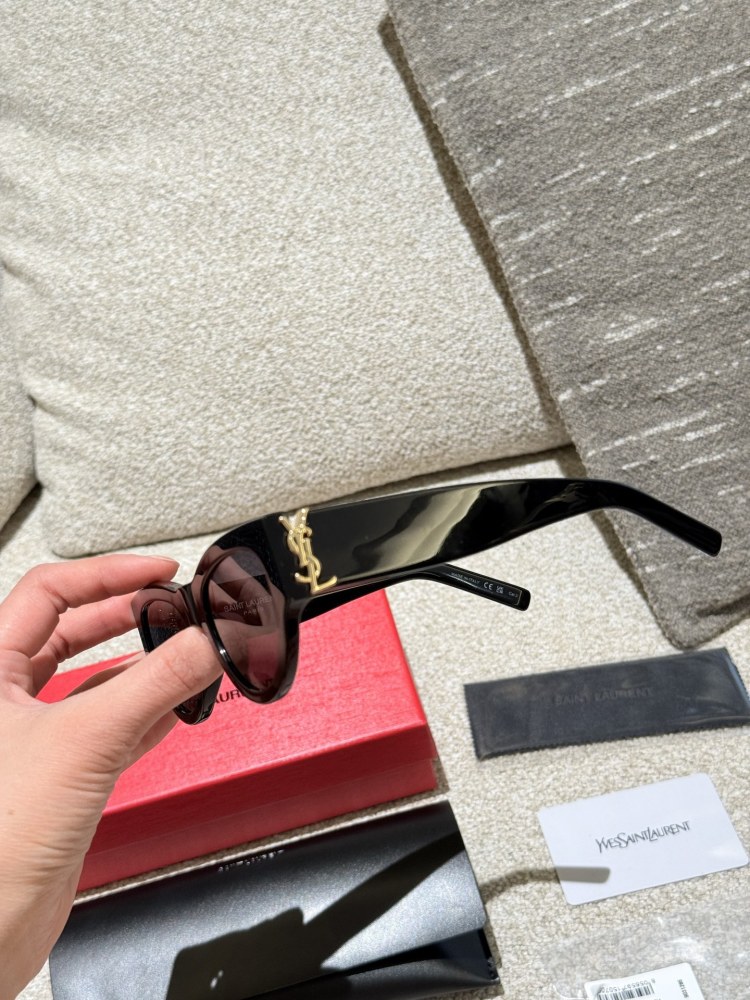 p220
Ms. Luo Jie, ROSE's original sunglasses! Who knows the cool temperament of milk! ROSE wears YSL sunglasses for both hard photos and private servers~
With the addition of event evening gowns, it exudes charm and sensuality, effortlessly becoming ...