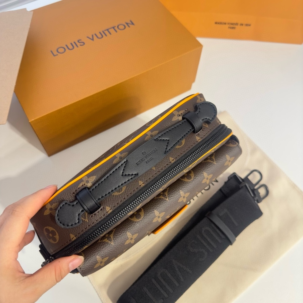 M45806 Classic Black Flower Postman Bag
Complete packaging ?? aircraft ?? Box size 24 seventeen point six
LV Slock Black Flower Postman Bag
? Top Original Order
Cool and versatile, fashionable and trendy
A style suitable for both men and wo...