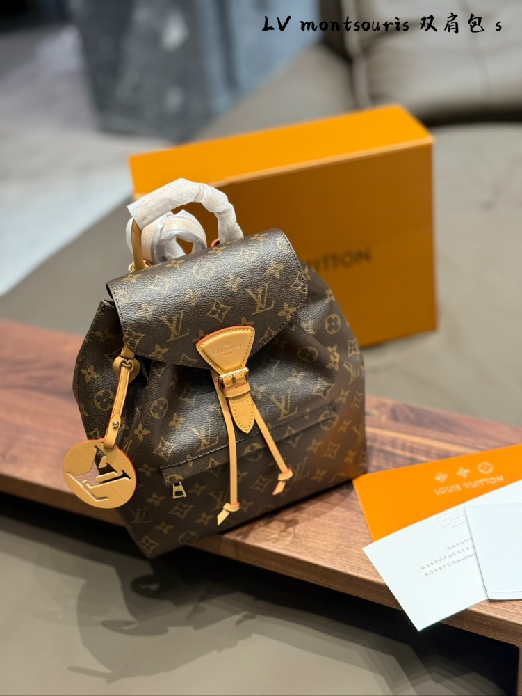 p270
LV Black/Brown Old Flowers Montsouris PM!
This Montsouris PM is a brand new elegant backpack that features
Monogram canvas and cowhide production, paired with Louis Vuitton's collection of buckles and leather ties.
The backpack design is practic...