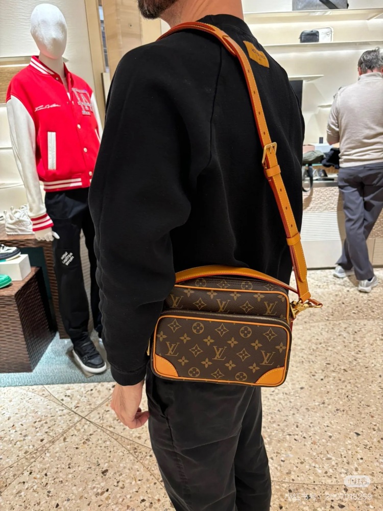 LV25 New Vintage Postman Bag
New release with hand-held and crossbody shoulder straps
Both boys and girls are fine
Very well produced and visually appealing
#Postman bag # Cross shoulder bag # Small second-hand bag # Men's bag