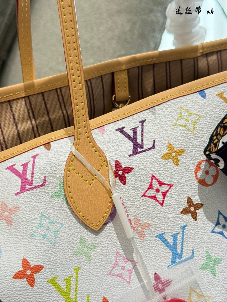 P260 ribbon delivery
LV is the dream of a student who understands emotions, and now it can be realized after 22 years
LV and the village Shanglong collaborates again on joint series
The once explosive black and white tri color is back # lv three in o...