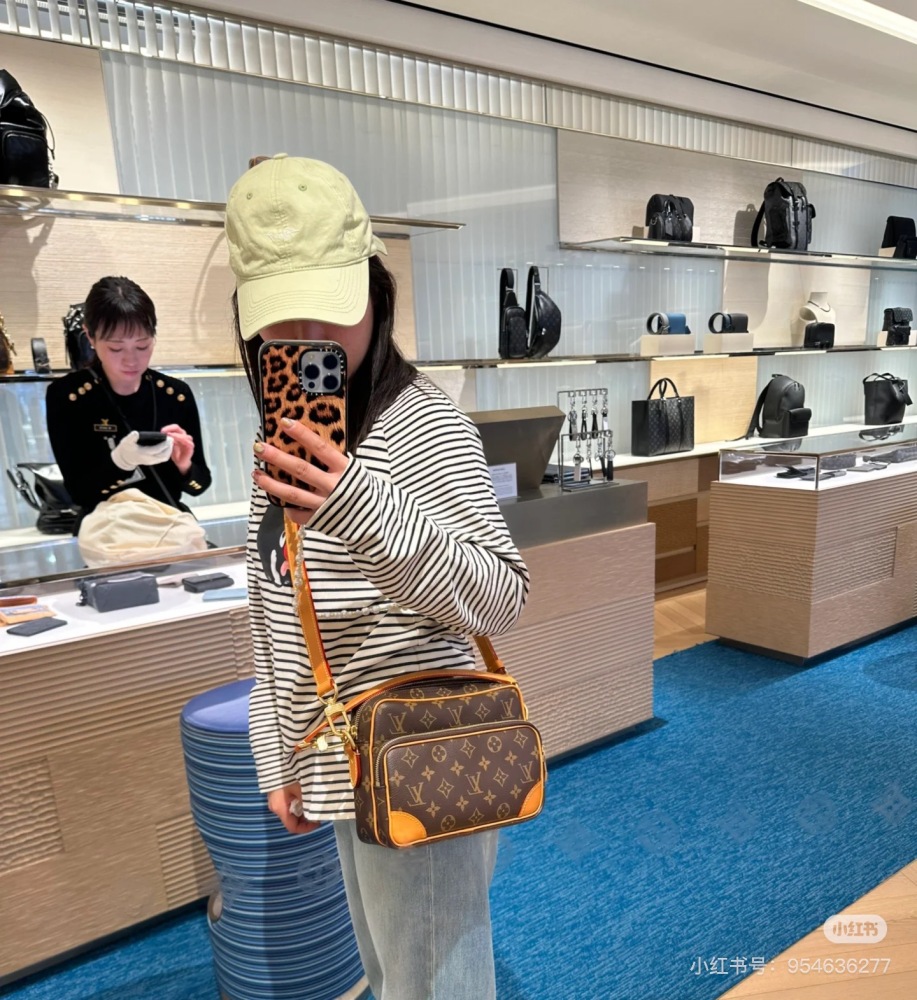 LV25 New Vintage Postman Bag
New release with hand-held and crossbody shoulder straps
Both boys and girls are fine
Very well produced and visually appealing
#Postman bag # Cross shoulder bag # Small second-hand bag # Men's bag