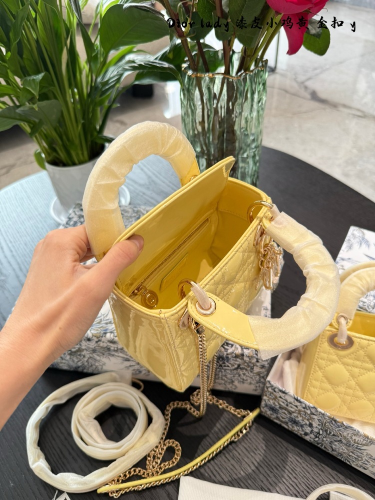 p209p264
Milk like little coquettish essence ◎ Dior Little Chicken Yellow Daifei Dior Three Grid Little Chicken Yellow Daifei °
Oh my god, who can refuse custard buns!
Lacquer skin shimmers and shines brightly+
It shines too brightly in the sunshi...