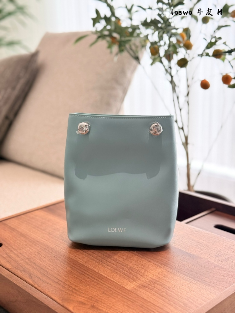 P275 top layer cowhide
LOEWE25 new bag | I love the simple and neat design so much
The entire bag is made of soft calf leather
Good wear resistance key, super light weight
The shoulder strap can be adjusted in length, and it can be worn on both shoul...