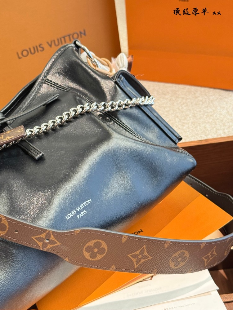 P440 chip version
LV Carrall Small Leather
., Dark Academy Style/Dark Motorcycle Style ●
Today's cool storm is led by LV's Carryall black sheepskin bag!  
Make it easy for you to become a Cool Day girl
Teach classic black, like a mysterious travele...