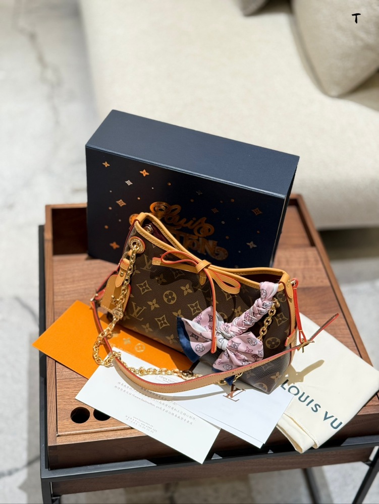 p265
New Carryall BB
The description of catfish whiskers and big gold chain babies is too appropriate. LV gold chain is really beautiful
Xiaobaa thinks that the new version of carryall has become cute, and she doesn't like the sisters with big bags, ...