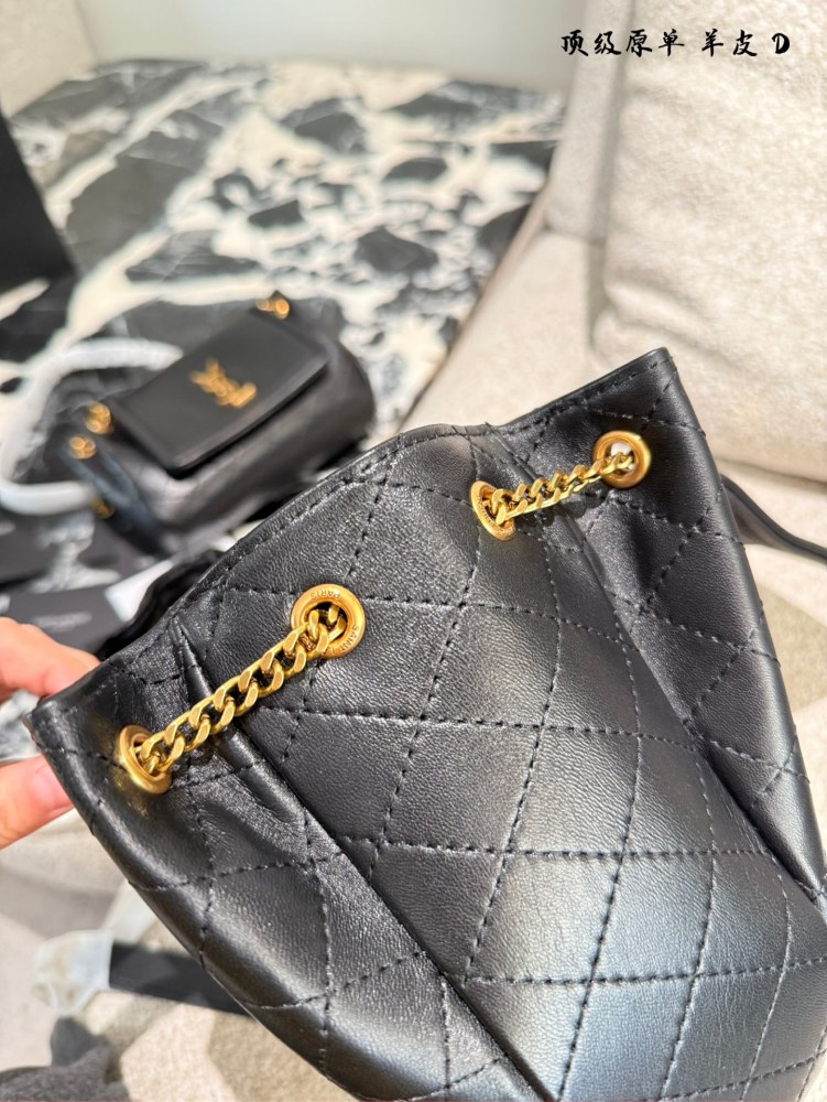 p310p365
YSL Lolita, which became popular across the internet as soon as it was released
YSL nolita Black Gold
Counter price: 10900 Size: 18x13x6
① Appearance:
Flip cover envelope style, with antique bronze gold YSL letter logo connected at the ope...