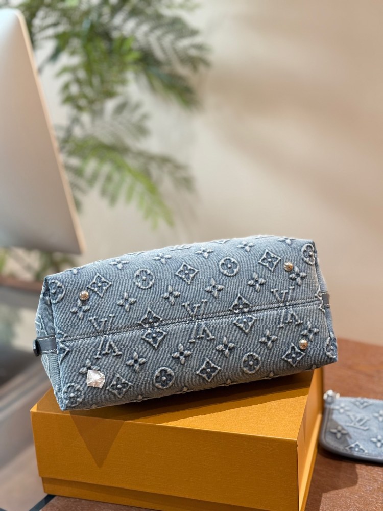 Lv CarryAll Annual Bag King Size: 31.26cm
Do you like the underarm bag with a bow? It comes with a storage wallet, which is extremely cost-effective and looks great online There's no problem with carrying it on one shoulder or crossbody, it looks gre...