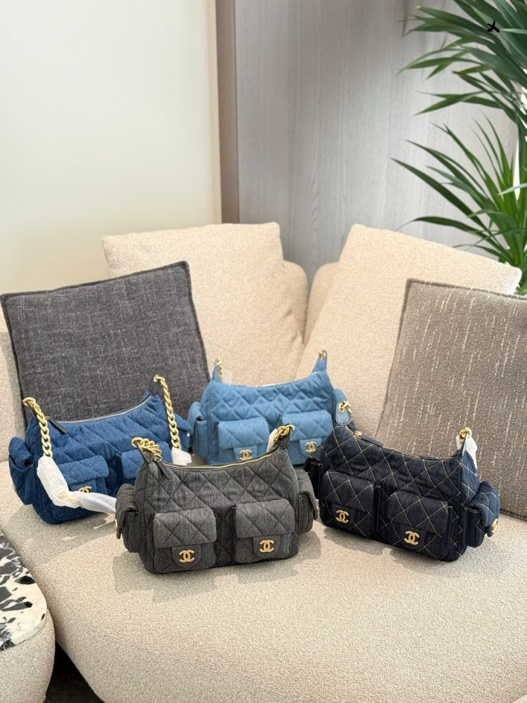 p280
It has to be said that Chanel understands women the most, and their hearts and bodies are too beautiful. The CHANEL 25C new model, the most popular must-have in terms of cumulative popularity, is now the hippie Hobo!  The classic diamond grid pa...