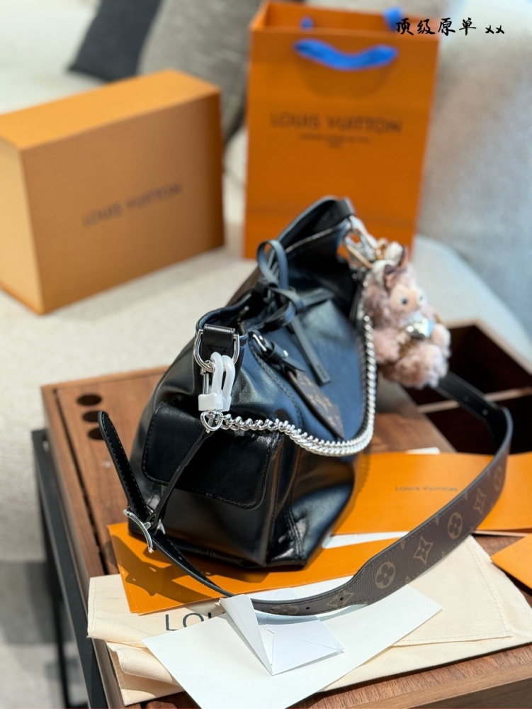 P440 chip version
LV Carrall Small Leather
., Dark Academy Style/Dark Motorcycle Style ●
Today's cool storm is led by LV's Carryall black sheepskin bag!  
Make it easy for you to become a Cool Day girl
Teach classic black, like a mysterious travele...