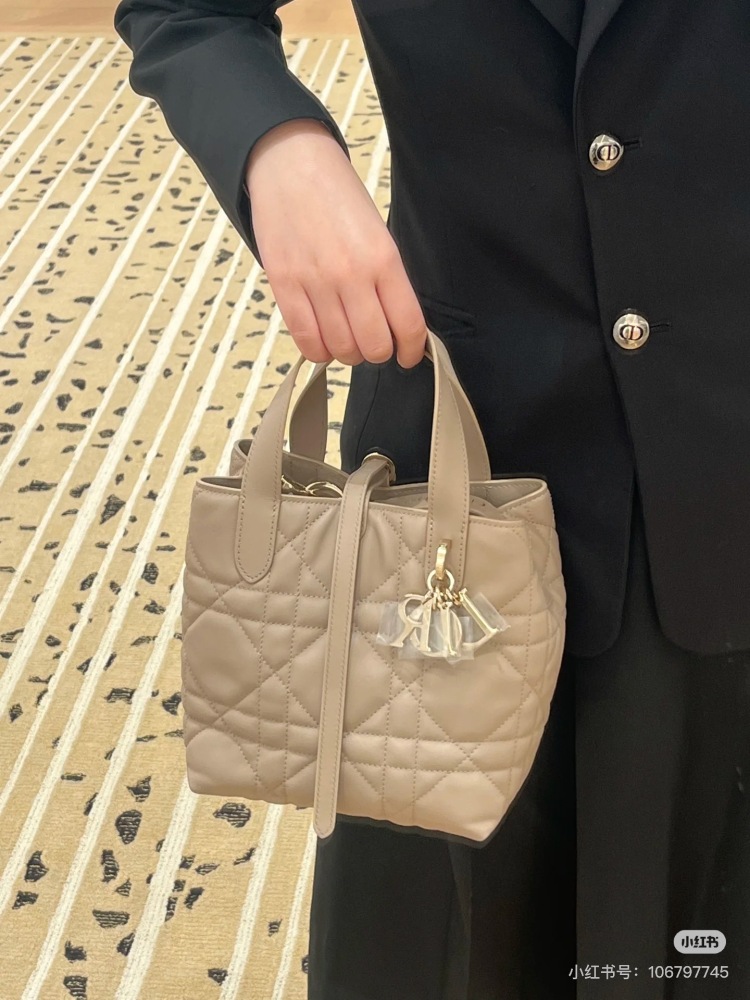 The Dior vertical indigenous bag is really a summer dish!
Vertical Toujours in Black and Milk Coffee Colors
The texture and appearance are truly exceptional! Wearing a coat or cotton jacket in winter is very suitable. Please help me recommend it to a...