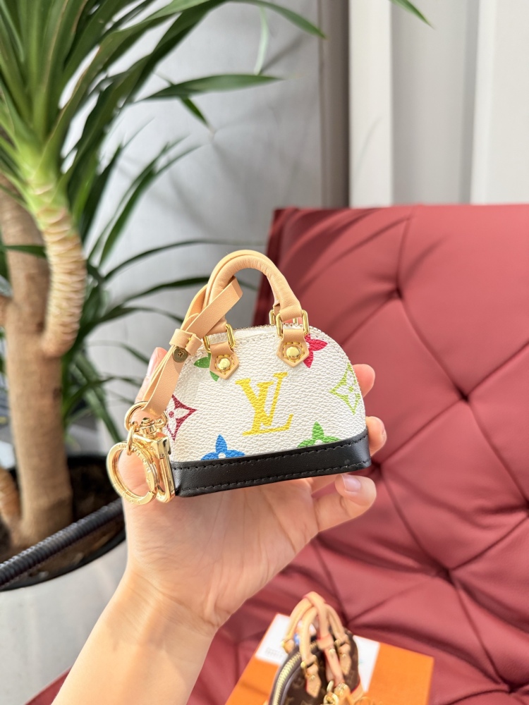 p185
LV mini wallet pendant is so cute