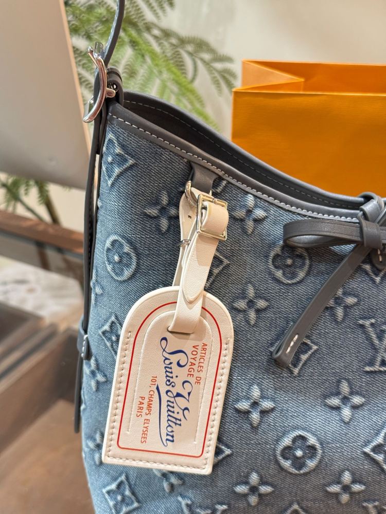 Lv CarryAll Annual Bag King Size: 31.26cm
Do you like the underarm bag with a bow? It comes with a storage wallet, which is extremely cost-effective and looks great online There's no problem with carrying it on one shoulder or crossbody, it looks gre...