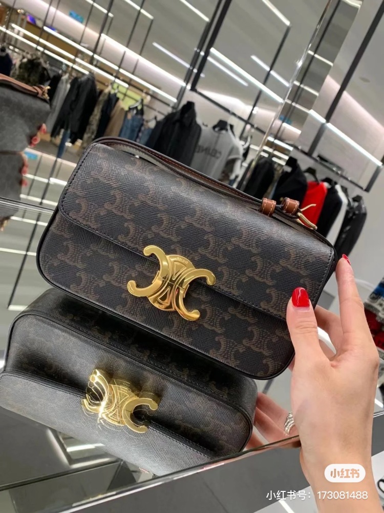 Celine Arc de Triomphe Underarm Bag | Upper Body Picture
The long delayed upper body image is here+
To be honest, it's truly fragrant+
This is just for the sake of observation. When it comes to the small body, the capacity is actually quite large
Bas...