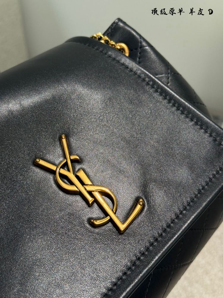 p310p365
YSL Lolita, which became popular across the internet as soon as it was released
YSL nolita Black Gold
Counter price: 10900 Size: 18x13x6
① Appearance:
Flip cover envelope style, with antique bronze gold YSL letter logo connected at the ope...