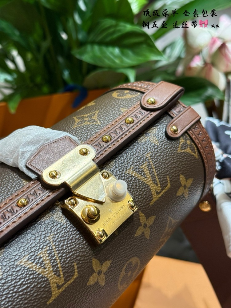 Lv Papillon Babillon p375
Injecting contemporary charm into Louis Vuitton's traditional style, retro elements have been added. The edging is surrounded by a circle of Lv logo, and the details are very exquisite and durable. The chain and shoulder str...