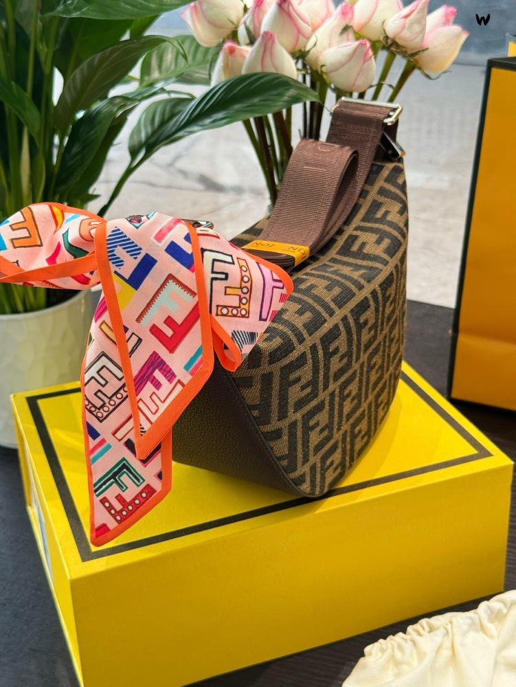 p225
Fendi unisex bag
2025 new Hobo classic trapezoidal design
Lightweight, with a zipper that can be worn on one shoulder or slanted back
16 × 20 folding box with ribbon gift