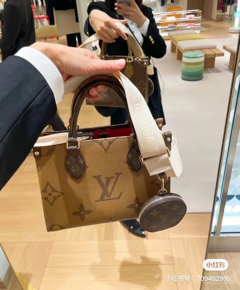High energy ahead, explosive warning! LV has understood!  ! !
Just on February 10th The launch of Lv's new Onthego mini model is full of momentum, and Lv's designers have finally heard the voice of the Asian people, the most perfect size
25x19x11.5?...
