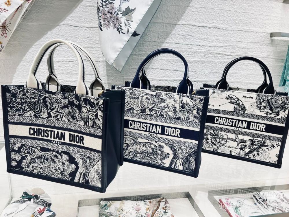 The Dior Booktote tote bag is inspired by creative director Maria Grazia Chiuri and is a flagship product that embodies Dior's aesthetic. These tote bags are designed specifically for carrying everyday items, with full body embroidery paired with the...