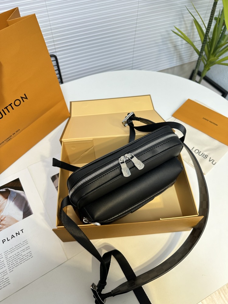 The Donkey Mailman Bag M30233 welcomes the spring and summer of 2019 with a blend of Ta ? ga leather and Monogram canvas, adding harmonious colors to the bold design of the Outdoor Mailman Bag. The silver zipper and metal pieces on the front are ado...