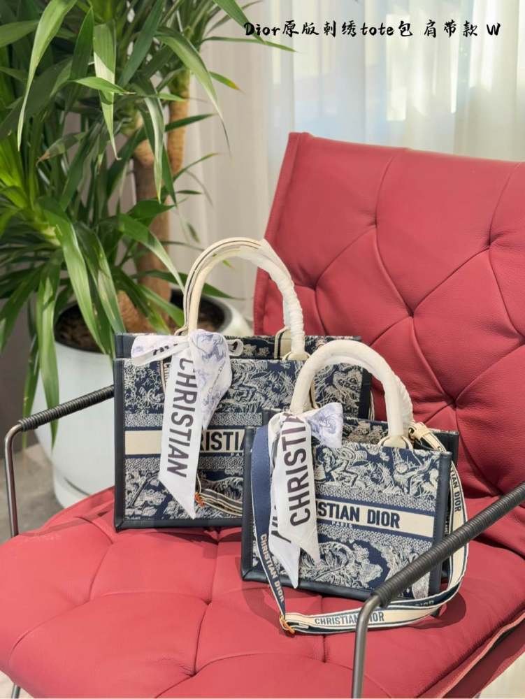 p275p295
Latest popular Dior tote inventory!
Book Tote
On the front, there is the "CHRISTIAN DIRO" logo, which has a high level of style and is the most recognizable in the Diro bag. Its old patterns and hand embroidery showcase retro craftsmanship a...