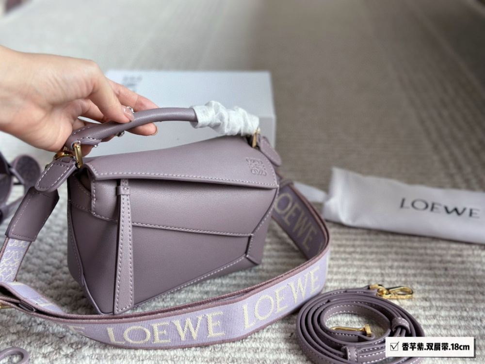 Packing (Shoulder Strap)
Size: 24 * 15cm (large)
18 * 10cm (mini)
Loewe Geometry Package Puzzle
I really can't miss out on llllllololol
?? Cowhide quality!
Completely hold on!
Luoyiwei | A perfect shoulder strap