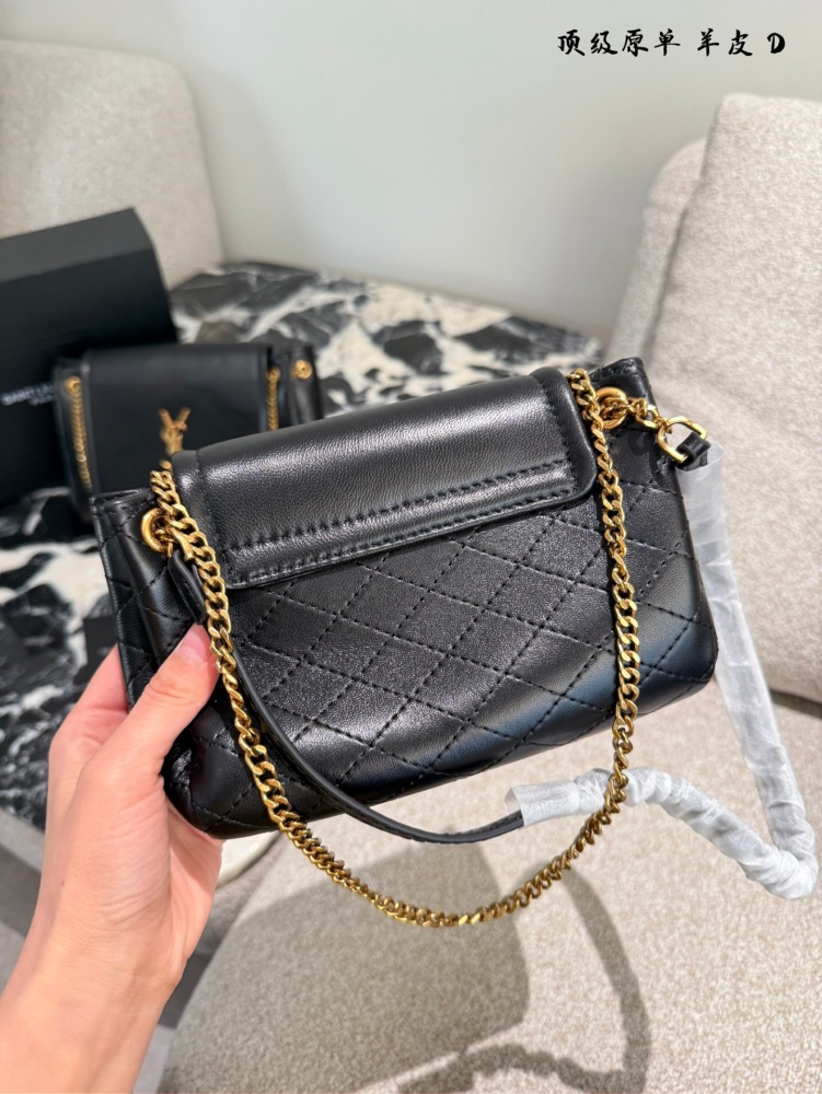 p310p365
YSL Lolita, which became popular across the internet as soon as it was released
YSL nolita Black Gold
Counter price: 10900 Size: 18x13x6
① Appearance:
Flip cover envelope style, with antique bronze gold YSL letter logo connected at the ope...