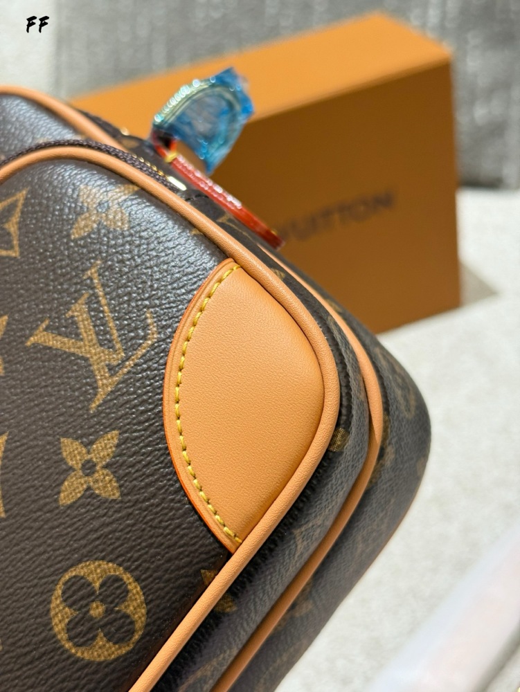p270
LV | The new men's NilNiL for 2025 features a horizontal double-layer design
The same model also comes in two materials: canvas and leather
The double-layer design also has more capacity
It can be carried by hand or slung diagonally, which is al...