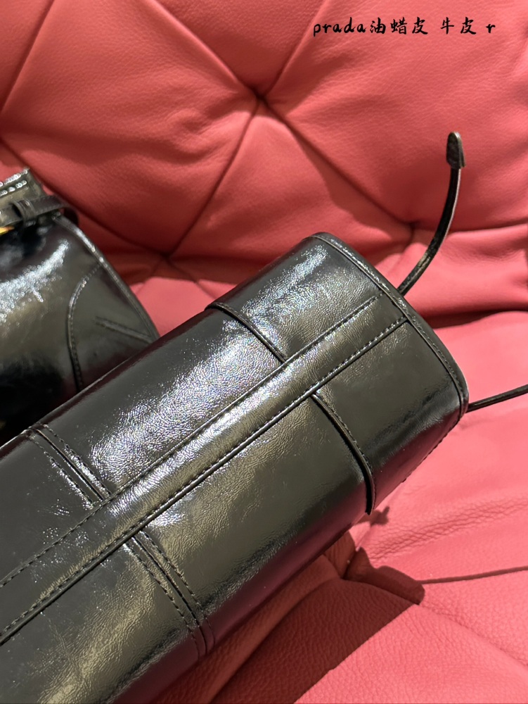 p270
Prada is crazy! Soft lux is really cool, my heart
When I finally got it! I can't wait to try it on for everyone!
The softlux this time is really beautiful, with a retro and cool wax leather design and an ultra light weight!
Child The size of the...