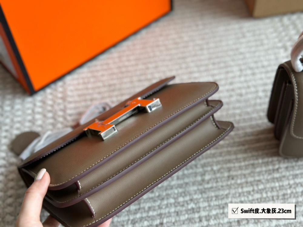 p299、
Original Hermes Concon bag Swift leather
Made of calf leather (soft cowhide)
The characteristics of the leather material are not small cowhide (soft cowhide), very soft, with delicate and smooth patterns, very good hand feel, and not easy to ...
