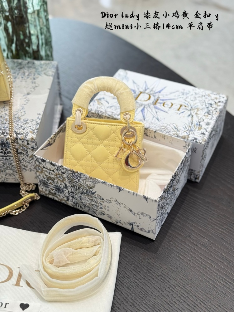 p209p264
Milk like little coquettish essence ◎ Dior Little Chicken Yellow Daifei Dior Three Grid Little Chicken Yellow Daifei °
Oh my god, who can refuse custard buns!
Lacquer skin shimmers and shines brightly+
It shines too brightly in the sunshi...