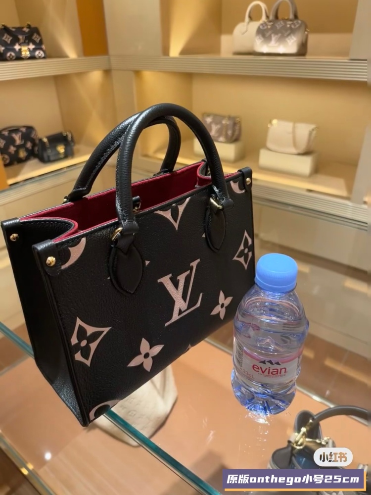 LV Classic Handbag! Really good looking, four can store iPad Mini and other daily needs
Flexible handle and adjustable shoulder strap offer a wide range of back carrying options. Size: 25x19x11.5cm