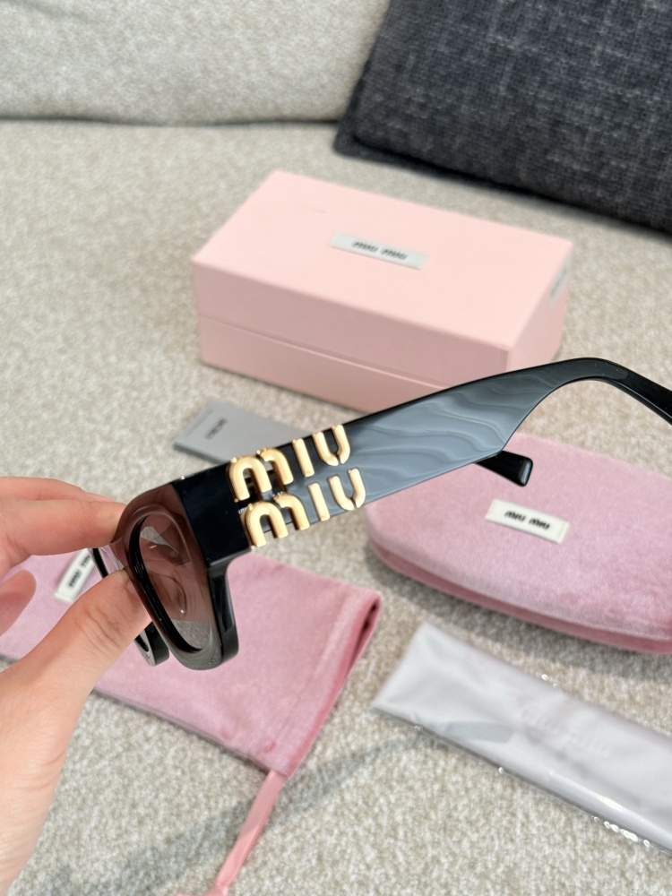 MIU MIU Goddess Sunglasses P190
The hottest style of 2025 is definitely this one!
MiuMiu11W is your best companion for going out without makeup. This pair of sunglasses is like magic that will definitely enhance your temperament, whether you are wear...