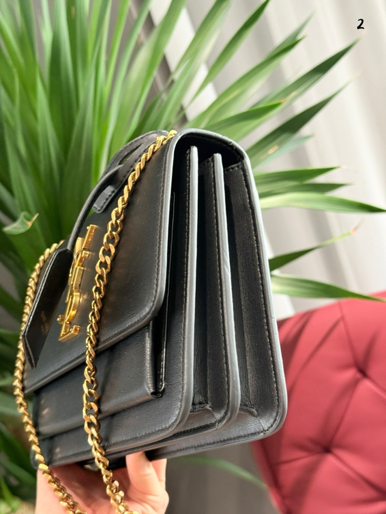 YSL sunset package plain weave P230 crocodile P240
This YSI black crocodile leather handbag is luxurious, elegant, unique and noble, showcasing fashionable taste. Crocodile skin material and exquisite design showcase extraordinary quality. Fashionabl...
