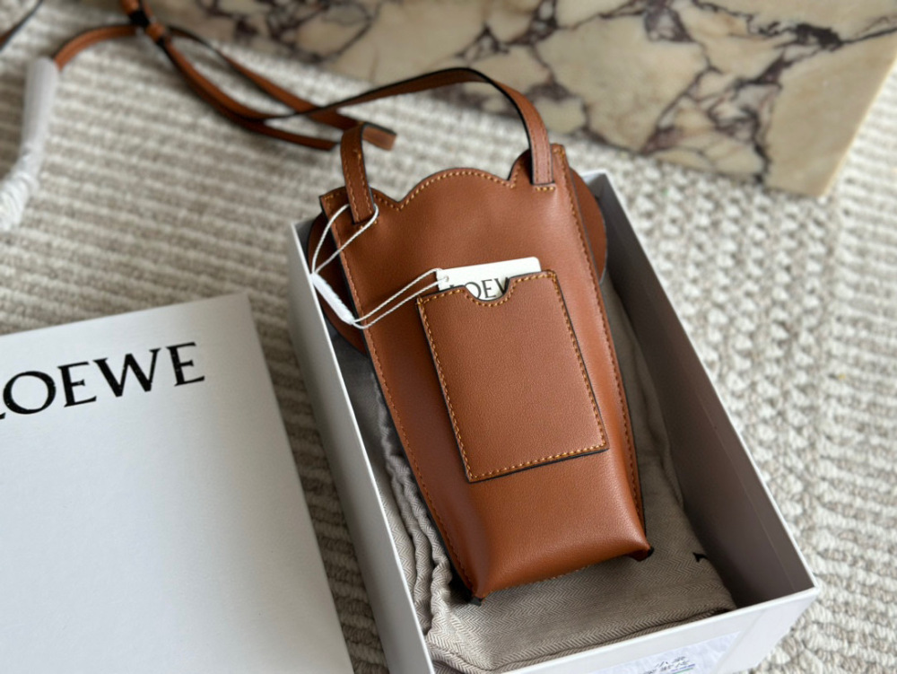 p200 
The full set of gift box packaging with top layer cowhide is cute and lovely. LOEWE elephant bag, phone bag, newly released by Luo Yiwei. This elephant phone bag really hits my girlish heart. It has a suitable capacity to hold a Promax sized ph...