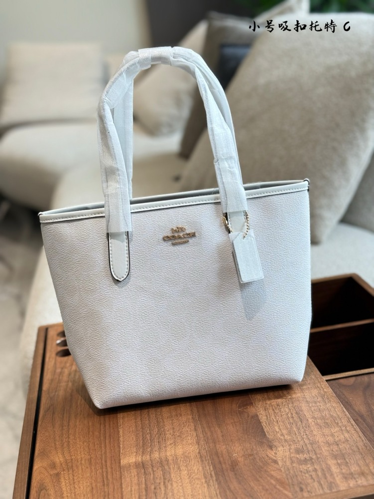 p200
The Coach Coach Coach Mini Tote Bag is the most worth buying. City loves this mini tote bag. It's small, lightweight, and soft, and has a very high usage rate!  #23cm