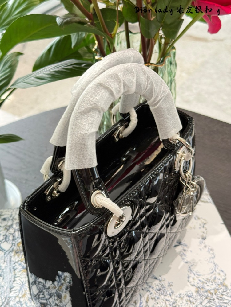 Dior Concubine Bag p264p269
Three grid 17 four grid 20 patent leather black/silver buckle
Imported calf leather with frosted deer skin pattern and velvet lining
Precision high-density electroplating hardware silver
Adjustable leather shoulder strap w...