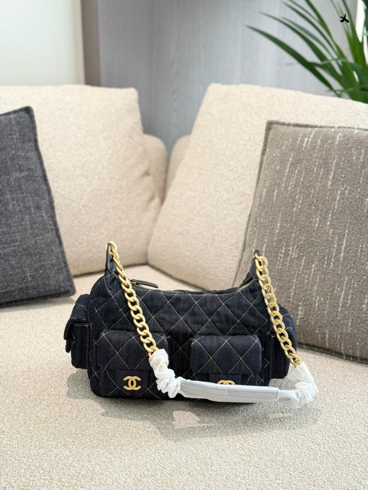p280
It has to be said that Chanel understands women the most, and their hearts and bodies are too beautiful. The CHANEL 25C new model, the most popular must-have in terms of cumulative popularity, is now the hippie Hobo!  The classic diamond grid pa...