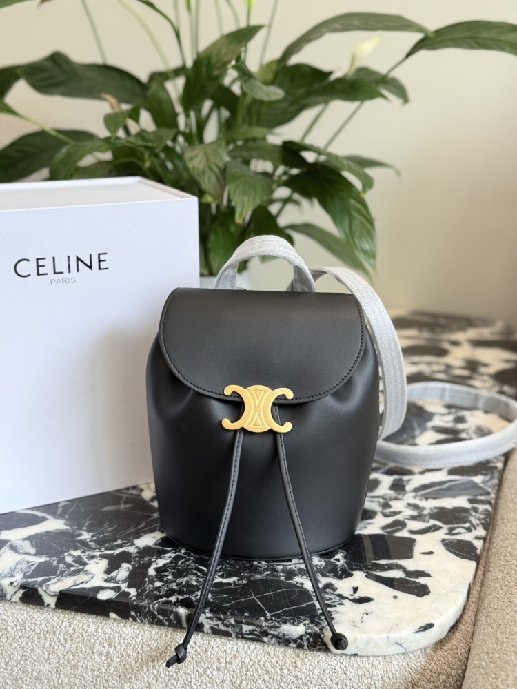 p250
The CELINE new small book bag B has been planted with grass
CELINE's new small backpack is a bit easy to carry!  ! ! New backpack BONNIE
Compared to the previous bag, it has a wider and fuller shape. The Cb Triumphal Arch buckle's support hit me...
