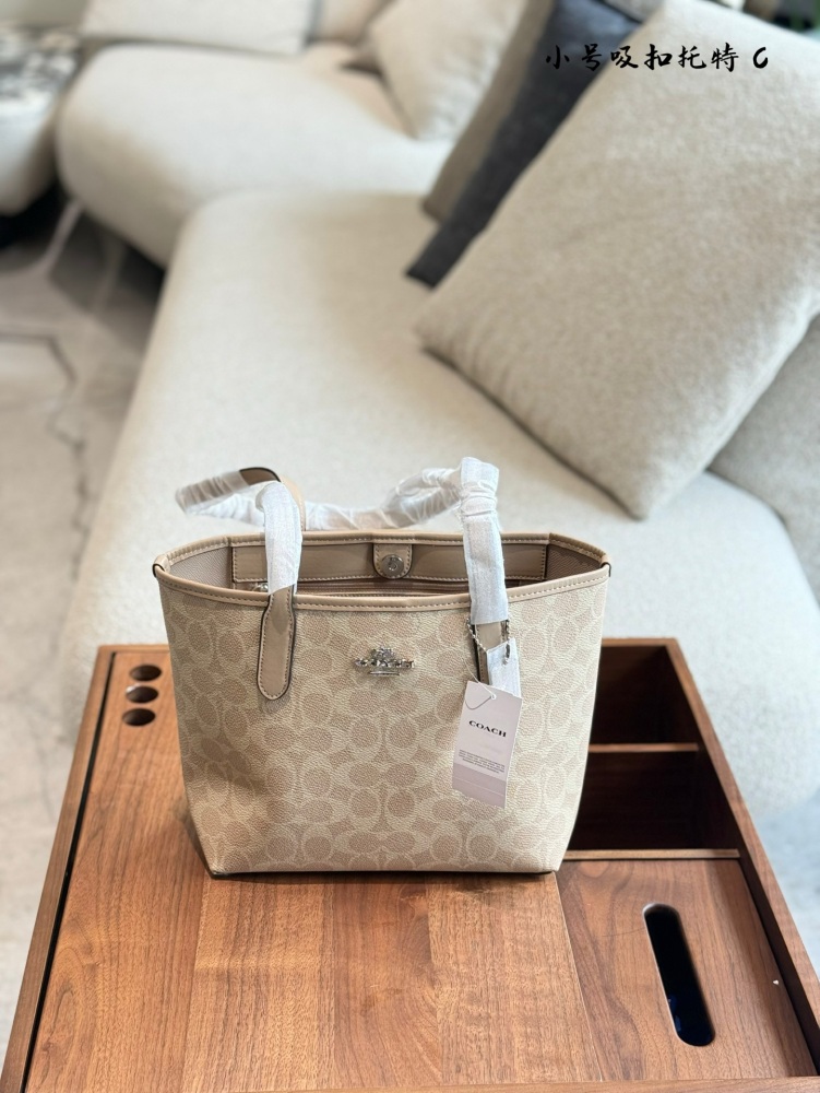 p200
The Coach Coach Coach Mini Tote Bag is the most worth buying. City loves this mini tote bag. It's small, lightweight, and soft, and has a very high usage rate!  #23cm