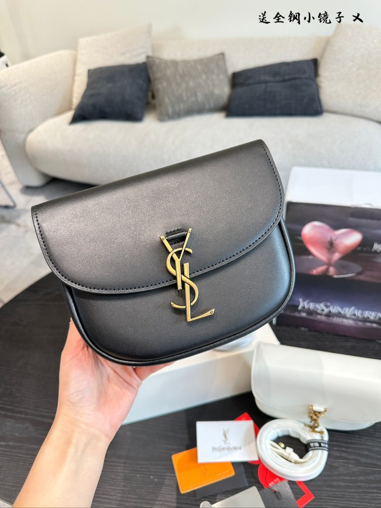p230
YSL kaia black saddle bag
The black and gold color scheme exudes a sense of luxury and love
Half circle saddle bag with soft and curved design full of affinity
The overall style is beautiful and retro