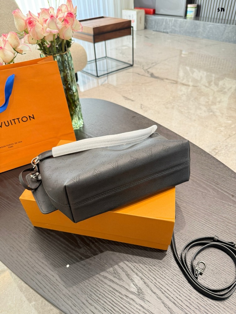 p270
LV Louis Vuitton's new chain shopping bag
size:28x22 
LV Louis Vuitton's new chain shopping bag
Equipped with two shoulder straps, can be carried by hand or slung diagonally~
The bag is equipped with a zero wallet buckle hook design, which is sa...