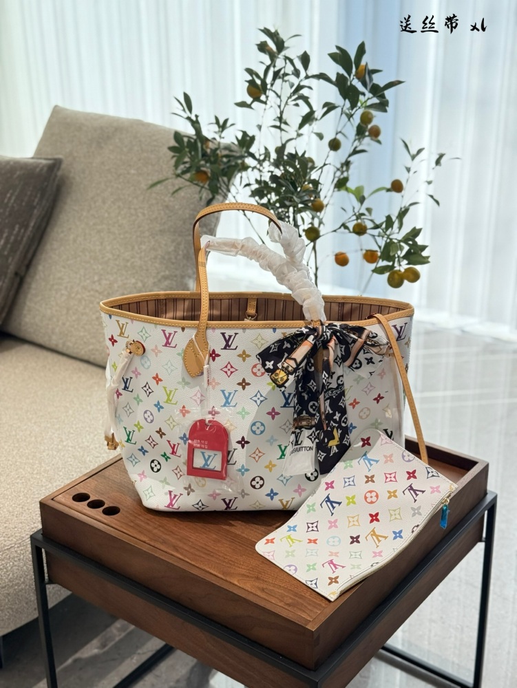 P260 ribbon delivery
LV is the dream of a student who understands emotions, and now it can be realized after 22 years
LV and the village Shanglong collaborates again on joint series
The once explosive black and white tri color is back # lv three in o...