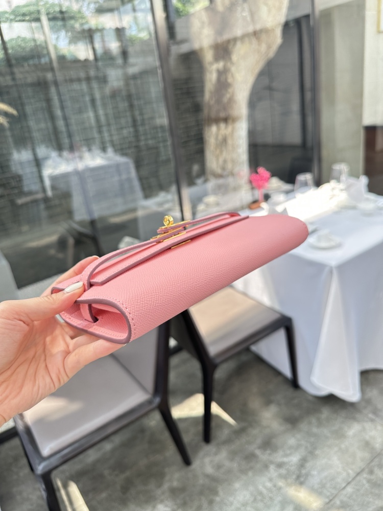 P235 Cowhide Full Package Upgraded Edition
Hermes Kelly Wallet DIY Same Leather Belt
Hermes Kelly wallet. The matching contract belt instantly transforms into a small bag V, which is super cute and beautiful.
The wallet can hold a large phone. You ca...