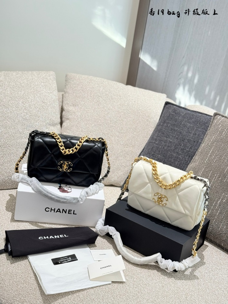 p240
Recently beloved Chanel 19 bag small size 0
This bag truly combines casualness, laziness, and delicacy, making it easy to match with various styles of clothing and a fashionable item that will make you the center of attention in different occasi...