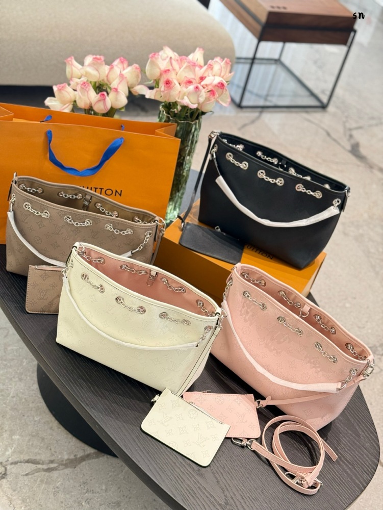p270
LV Louis Vuitton's new chain shopping bag
size:28x22 
LV Louis Vuitton's new chain shopping bag
Equipped with two shoulder straps, can be carried by hand or slung diagonally~
The bag is equipped with a zero wallet buckle hook design, which is sa...